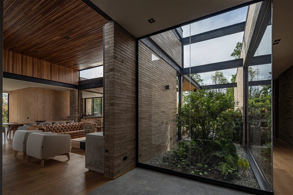 Por su forma en h, la vida en esta casa en antioquia transcurre entre patios