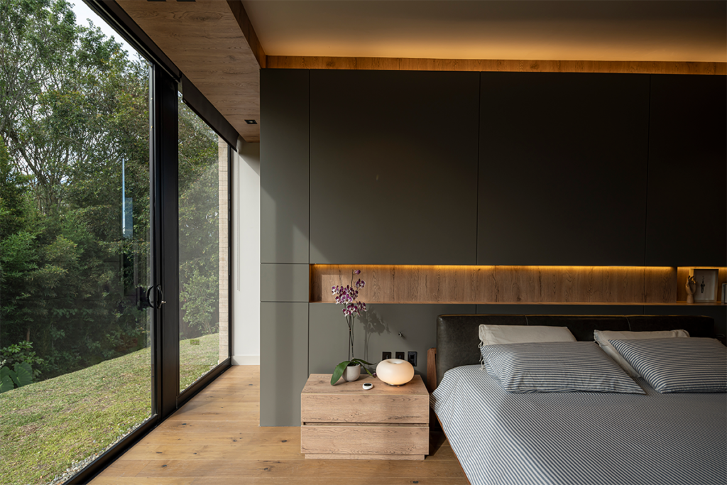 Por su forma en h, la vida en esta casa en antioquia transcurre entre patios