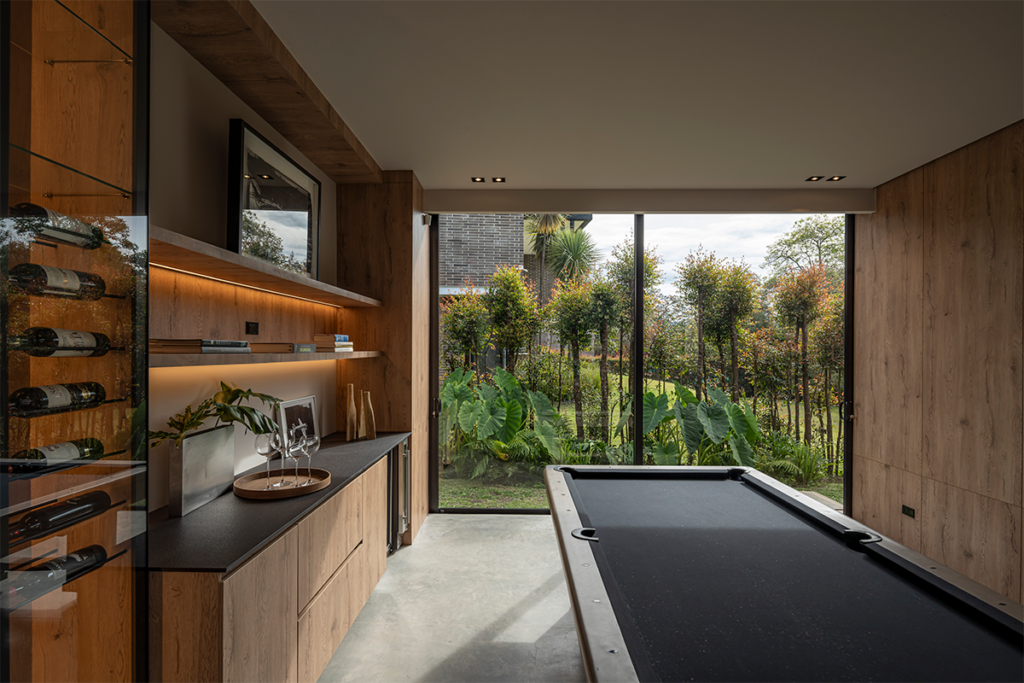 Por su forma en h, la vida en esta casa en antioquia transcurre entre patios