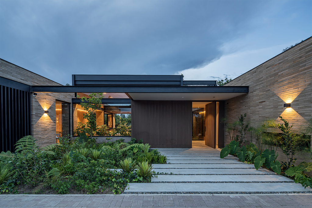 Por su forma en h, la vida en esta casa en antioquia transcurre entre patios