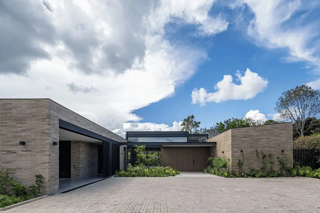 Por su forma en h, la vida en esta casa en antioquia transcurre entre patios Por su forma en h, la vida en esta casa en antioquia transcurre entre patios