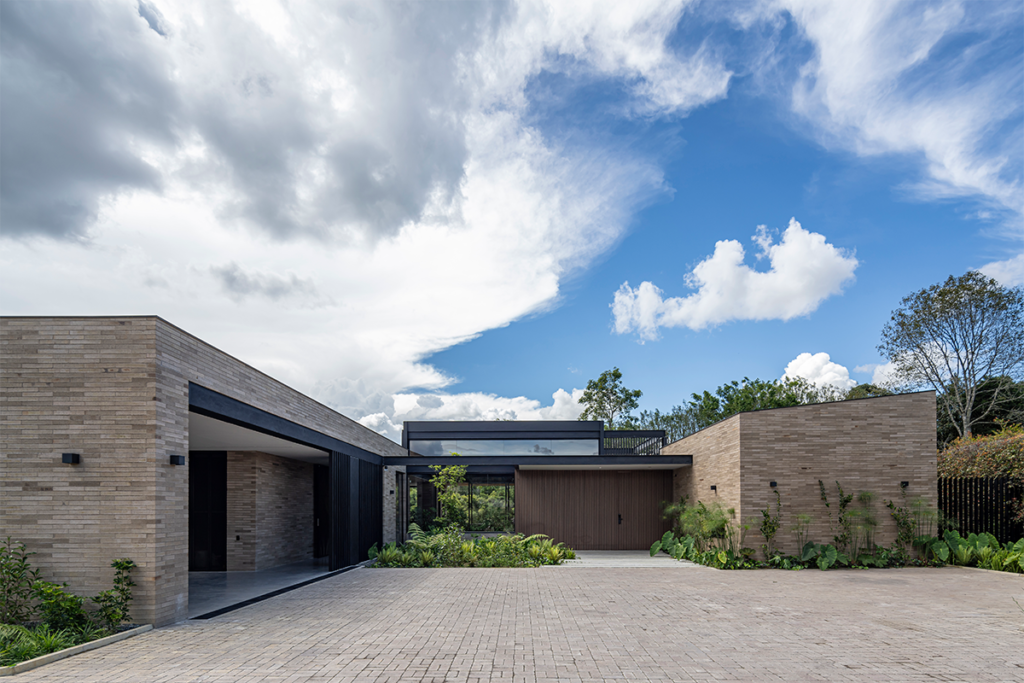 Dos casas en colombia con diseños disruptivos y contemporáneos