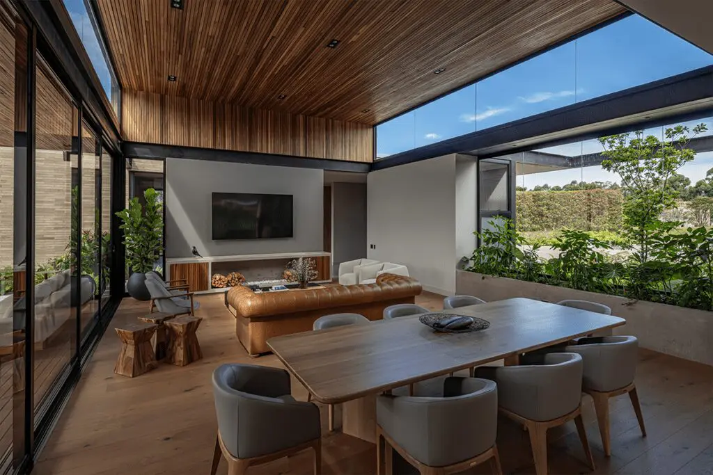 Por su forma en h, la vida en esta casa en antioquia transcurre entre patios Por su forma en h, la vida en esta casa en antioquia transcurre entre patios