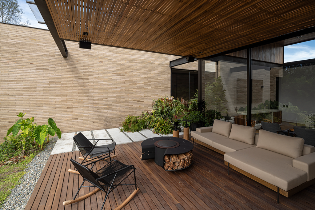 Por su forma en h, la vida en esta casa en antioquia transcurre entre patios