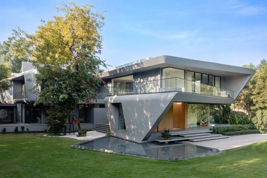 El arte de habitar el paisaje: una casa en india cercada por frondosos árboles