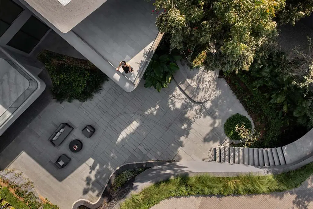 El arte de habitar el paisaje: una casa en india cercada por frondosos árboles