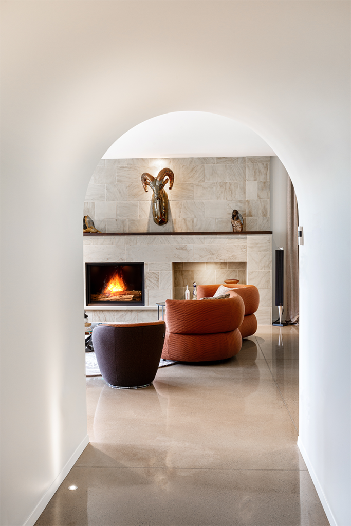 Una casa de la década de 1980 que se conecta con el exterior y la piscina