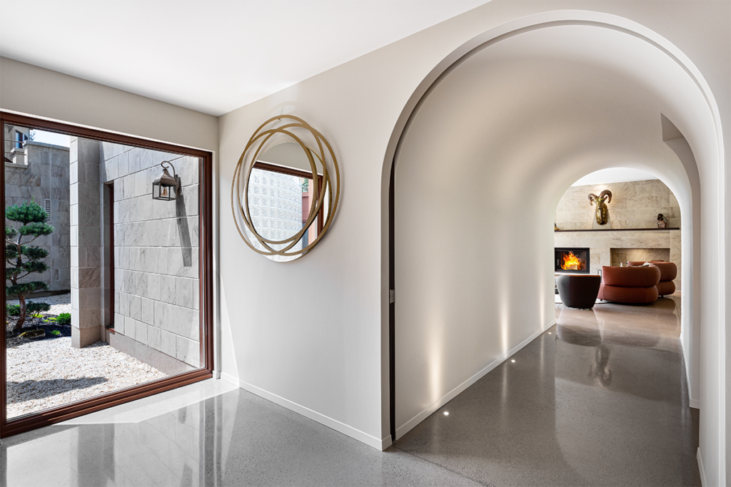 Una casa de la década de 1980 que se conecta con el exterior y la piscina