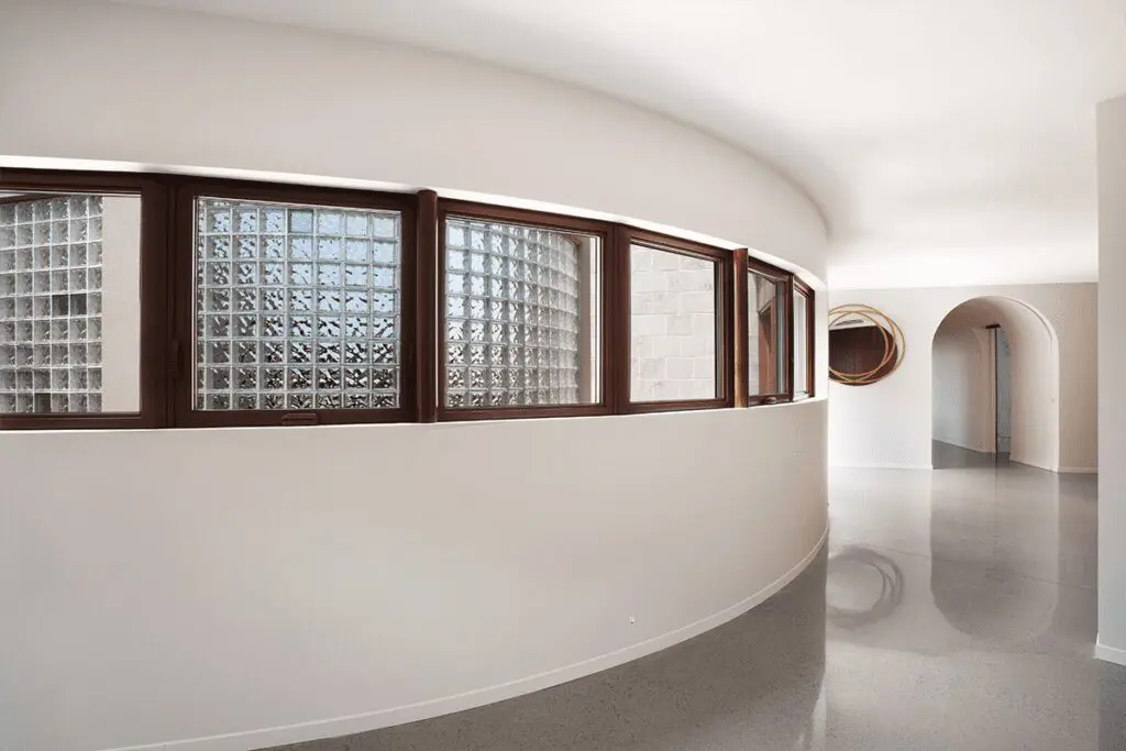 Una casa de la década de 1980 que se conecta con el exterior y la piscina