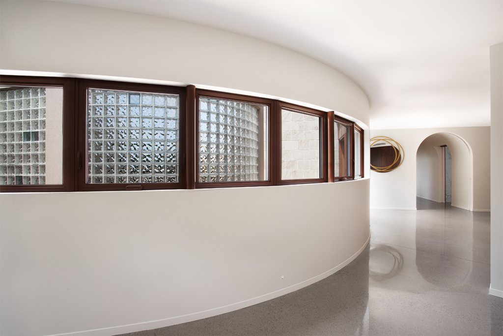 Una casa de la década de 1980 que se conecta con el exterior y la piscina