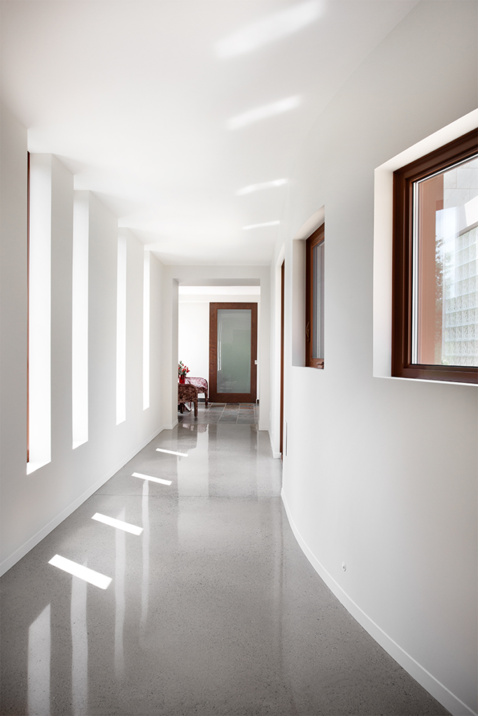 Una casa de la década de 1980 que se conecta con el exterior y la piscina