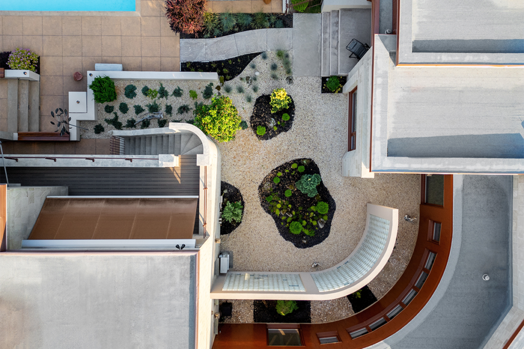 Una casa de la década de 1980 que se conecta con el exterior y la piscina