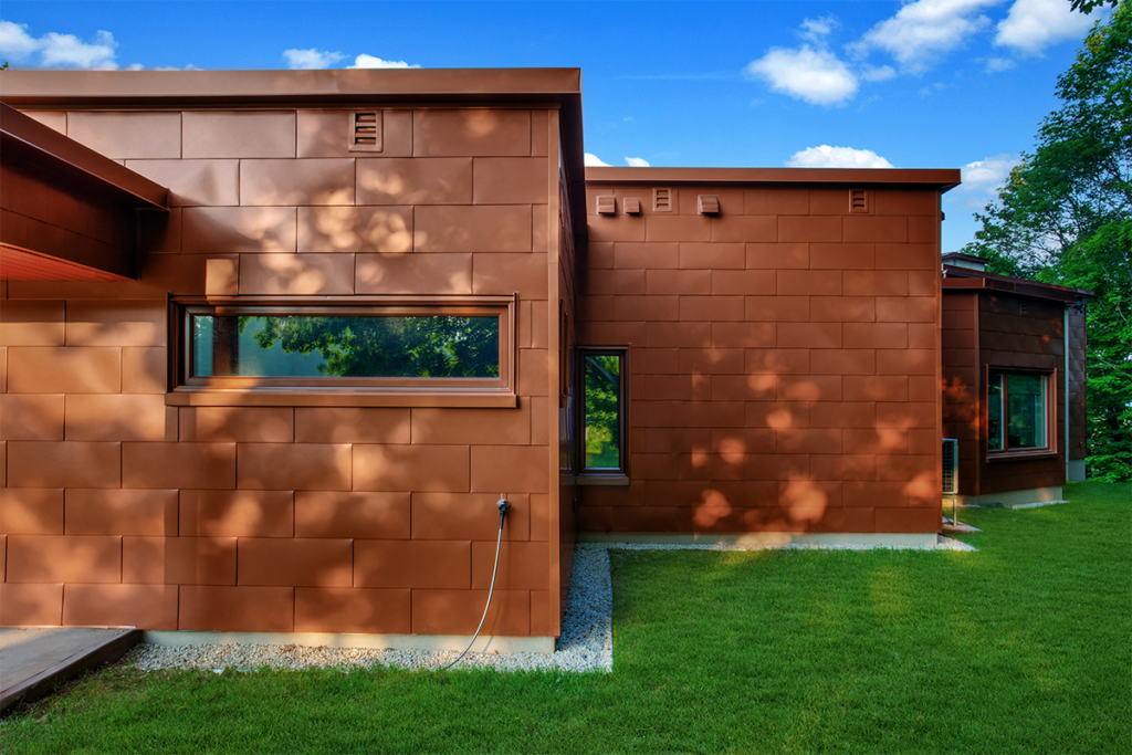 Una casa de la década de 1980 que se conecta con el exterior y la piscina