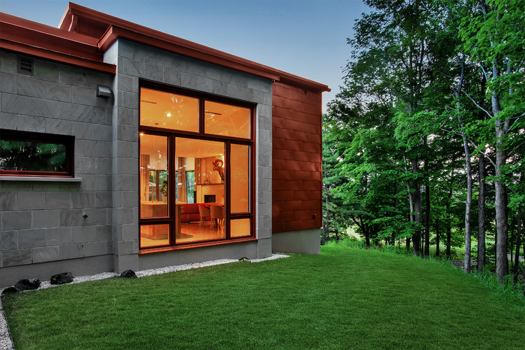 Una casa de la década de 1980 que se conecta con el exterior y la piscina