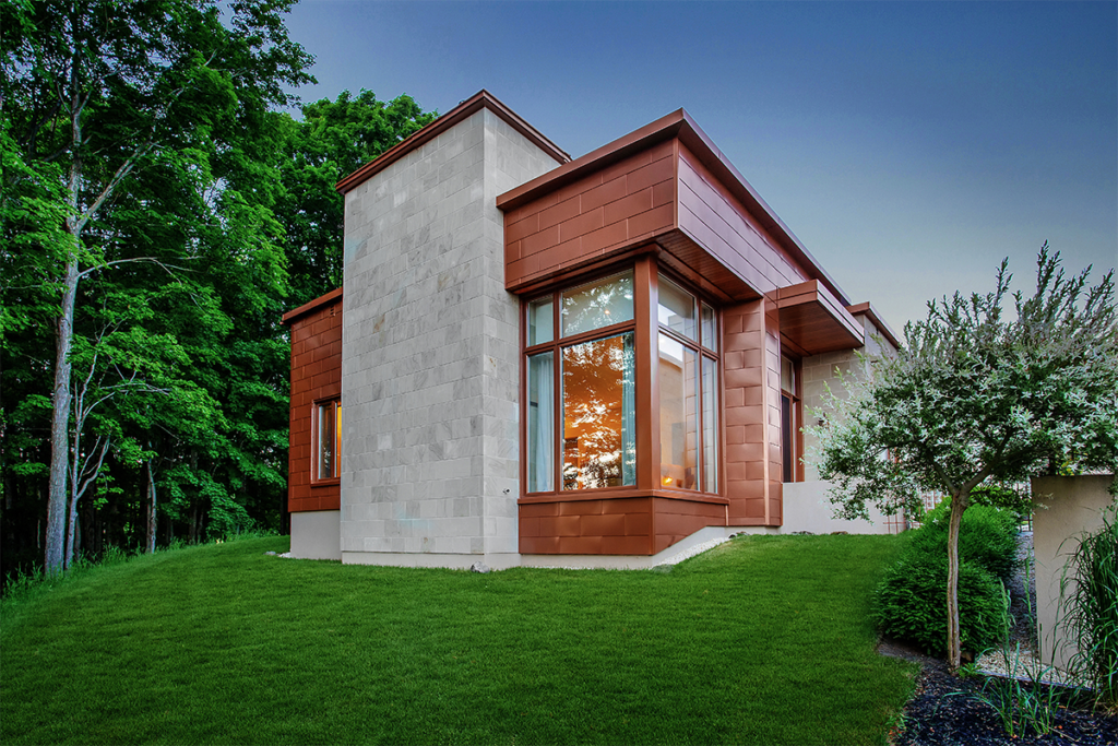 Una casa de la década de 1980 que se conecta con el exterior y la piscina