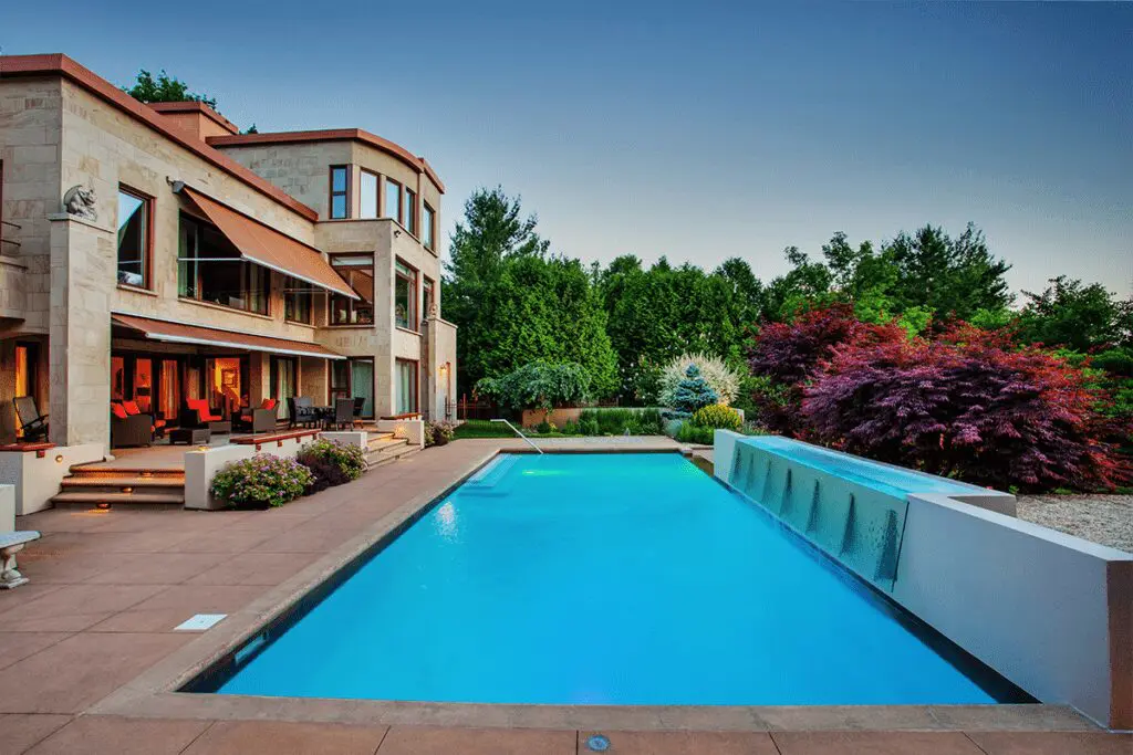 Una casa de la década de 1980 que se conecta con el exterior y la piscina