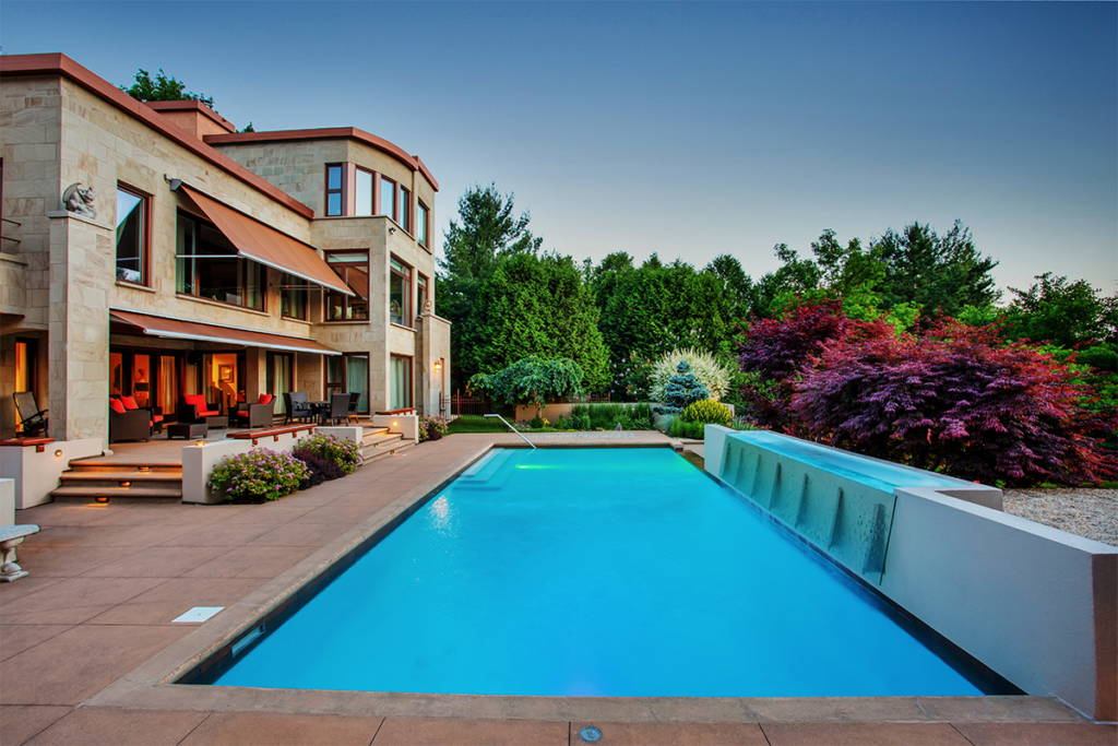 Una casa de la década de 1980 que se conecta con el exterior y la piscina