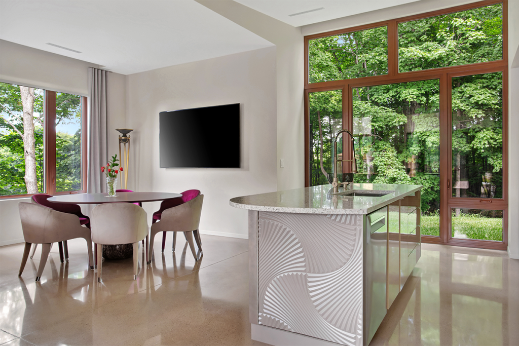 Una casa de la década de 1980 que se conecta con el exterior y la piscina