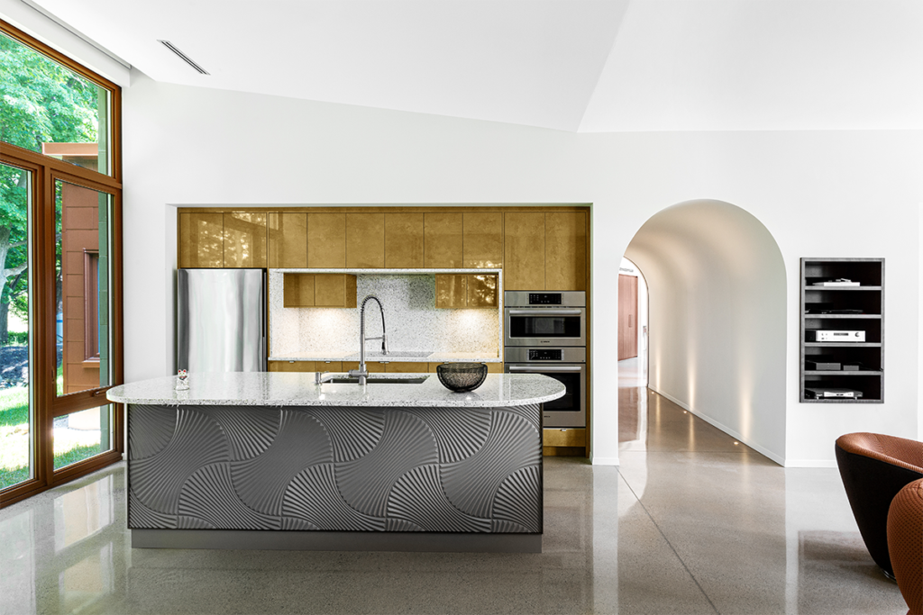 Una casa de la década de 1980 que se conecta con el exterior y la piscina