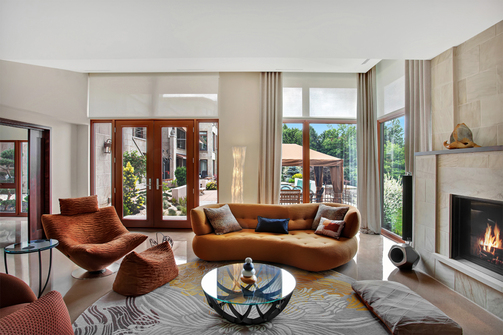 Una casa de la década de 1980 que se conecta con el exterior y la piscina