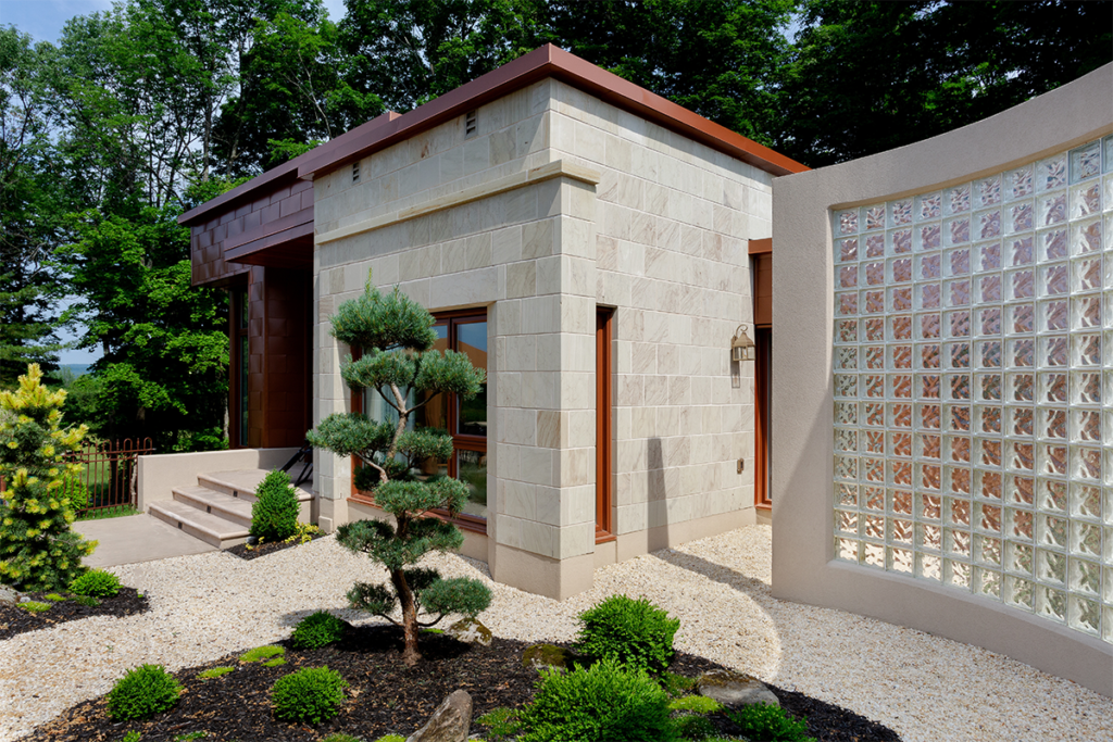 Una casa de la década de 1980 que se conecta con el exterior y la piscina