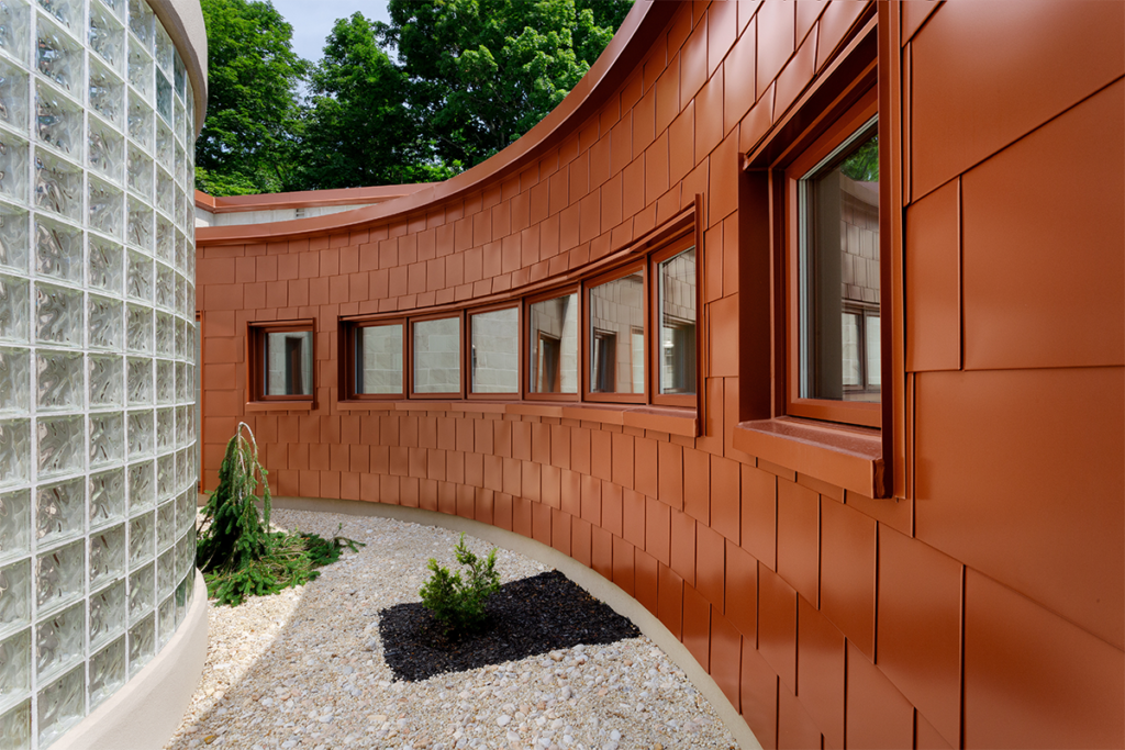 Una casa de la década de 1980 que se conecta con el exterior y la piscina