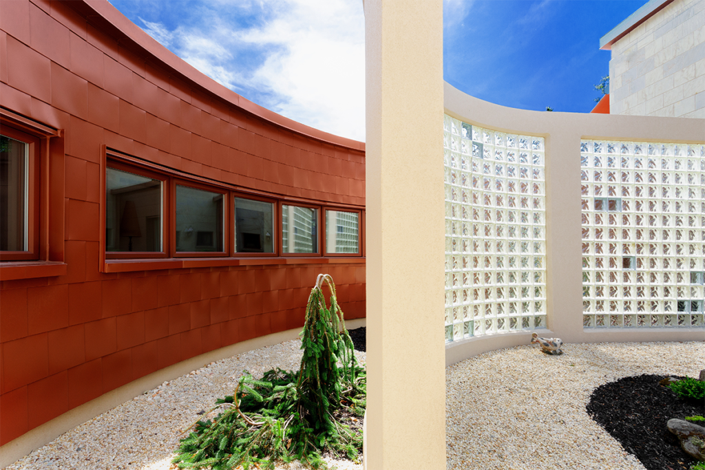 Una casa de la década de 1980 que se conecta con el exterior y la piscina