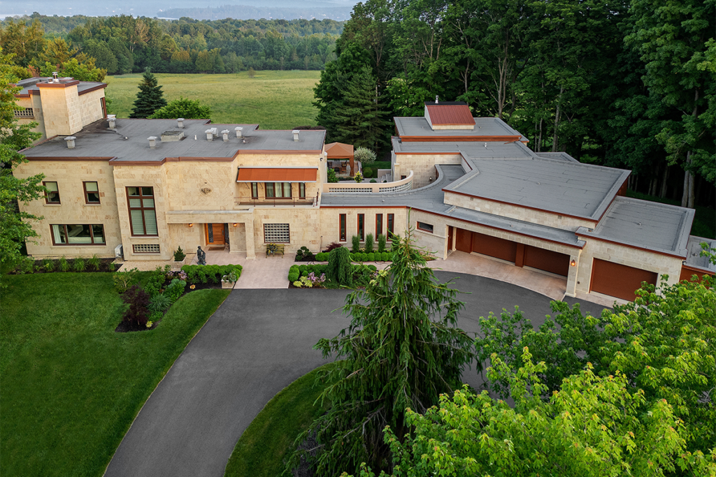 Una casa de la década de 1980 que se conecta con el exterior y la piscina