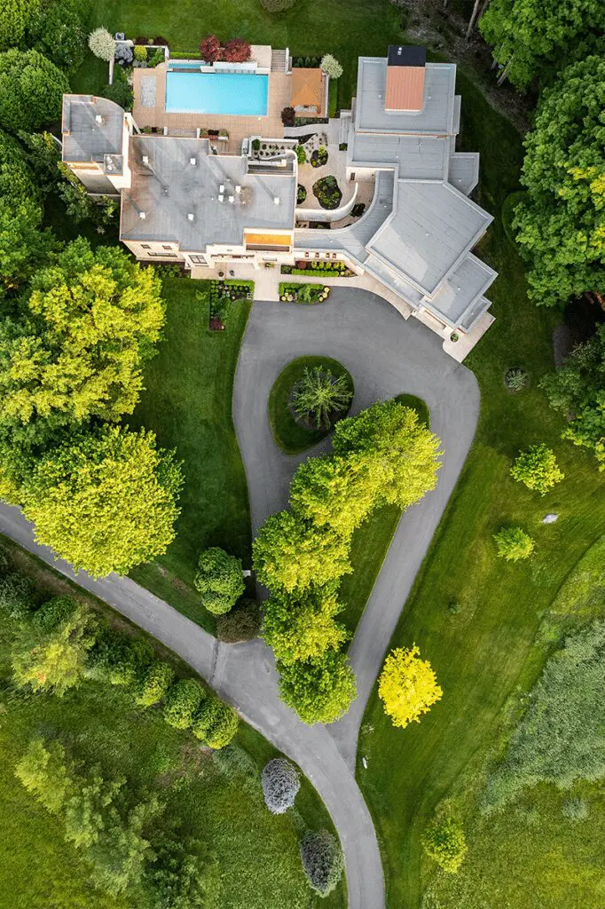 Una casa de la década de 1980 que se conecta con el exterior y la piscina