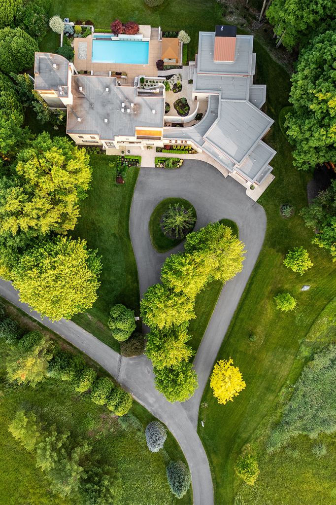 Una casa de la década de 1980 que se conecta con el exterior y la piscina