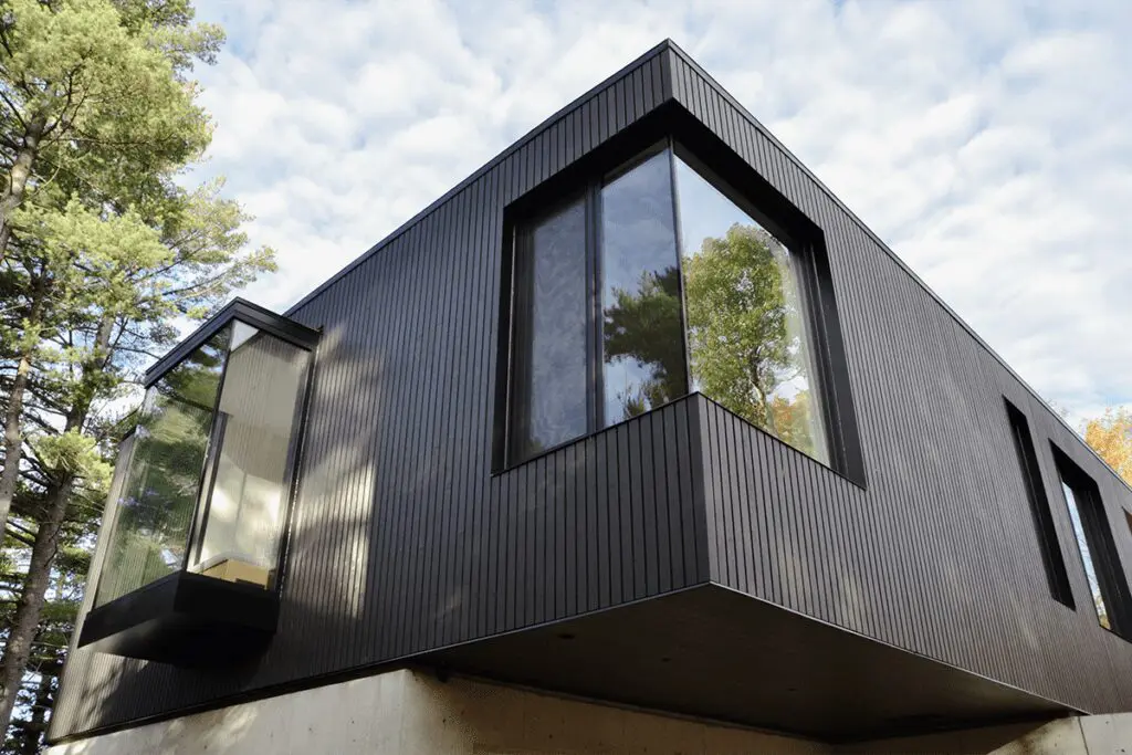 La arquitectura de esta casa entabla un diálogo entre el lago y el bosque 