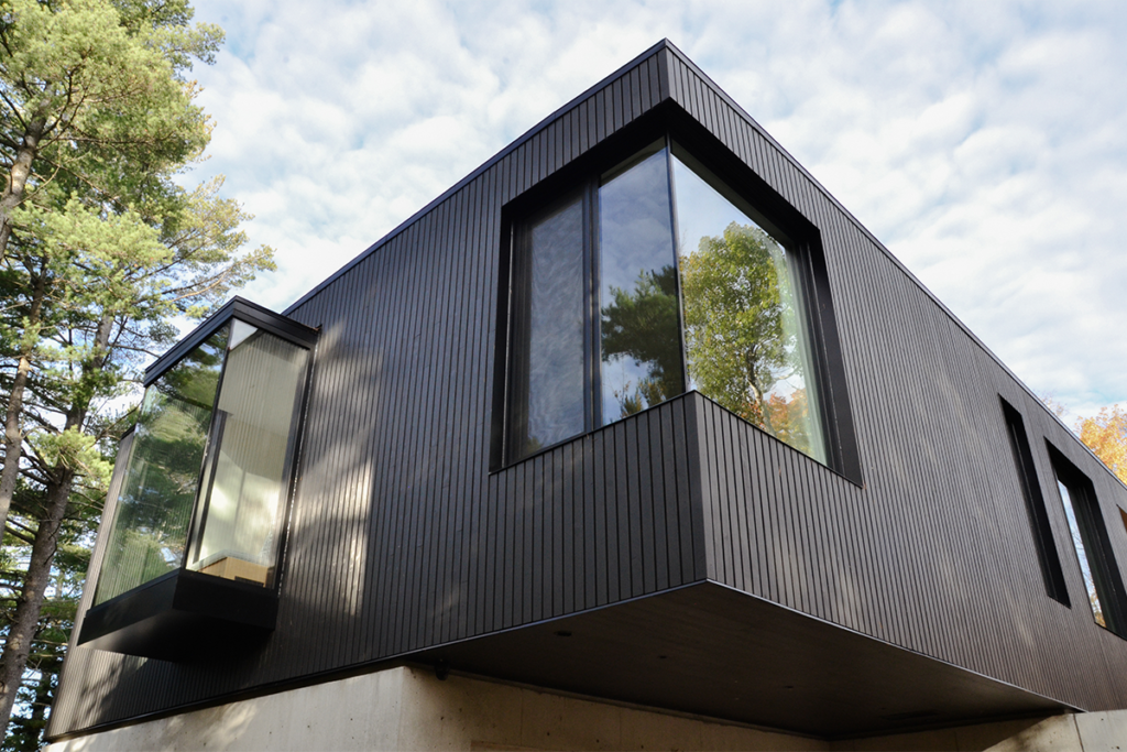 La arquitectura de esta casa entabla un diálogo entre el lago y el bosque 