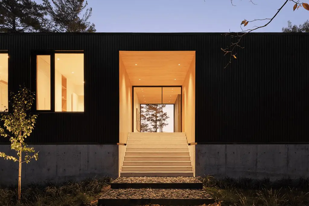 La arquitectura de esta casa entabla un diálogo entre el lago y el bosque 