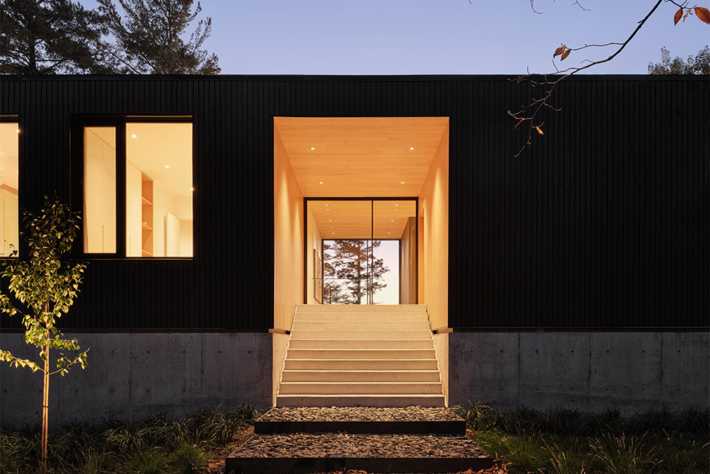 La arquitectura de esta casa entabla un diálogo entre el lago y el bosque 