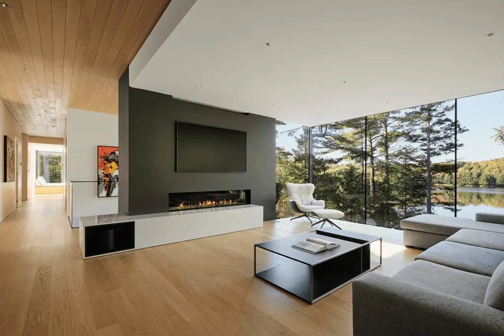La arquitectura de esta casa entabla un diálogo entre el lago y el bosque 