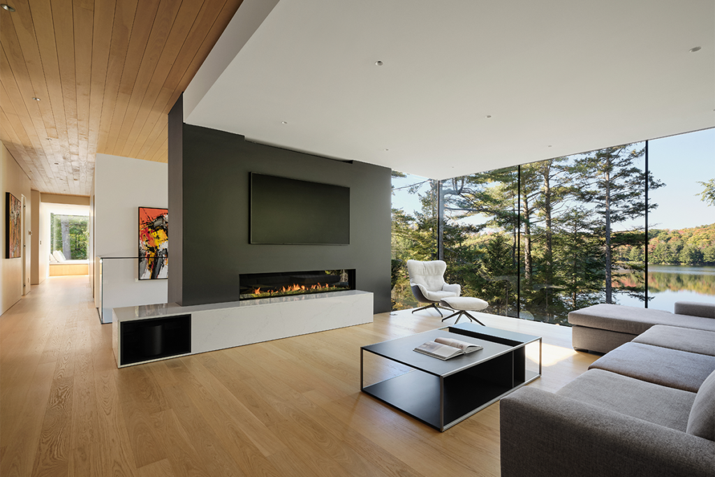 La arquitectura de esta casa entabla un diálogo entre el lago y el bosque 