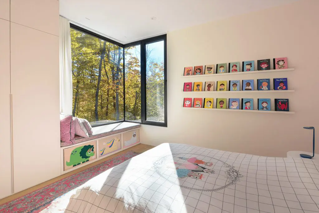 La arquitectura de esta casa entabla un diálogo entre el lago y el bosque 