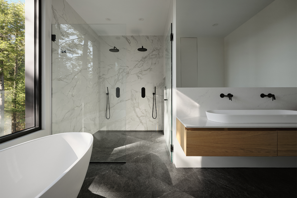 La arquitectura de esta casa entabla un diálogo entre el lago y el bosque 