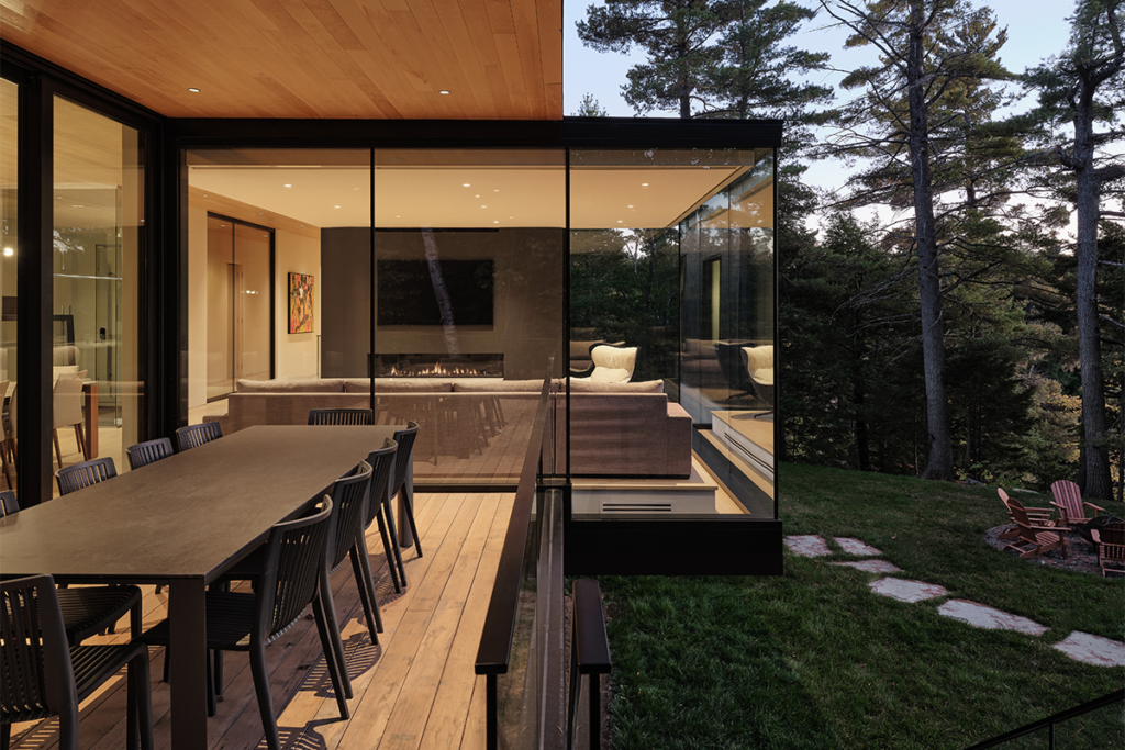 La arquitectura de esta casa entabla un diálogo entre el lago y el bosque 