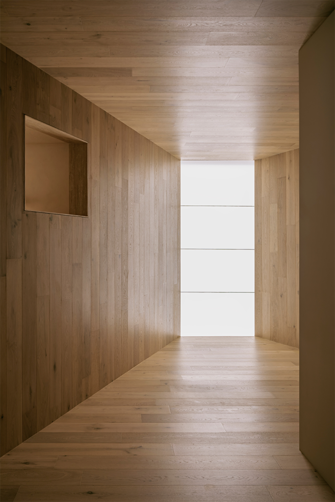 La luz y la madera son un lenguaje de emociones en el diseño de esta casa en méxico