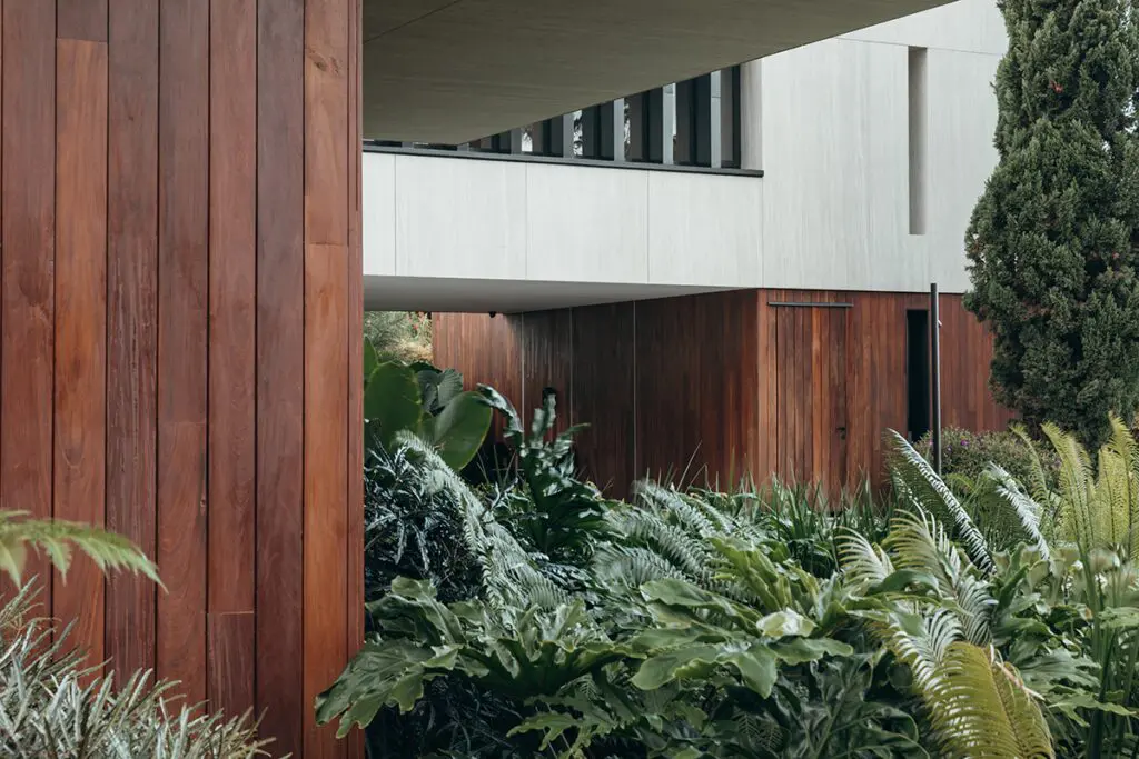 La casa en medellín que aprovecha la tecnología para brindar un pleno confort