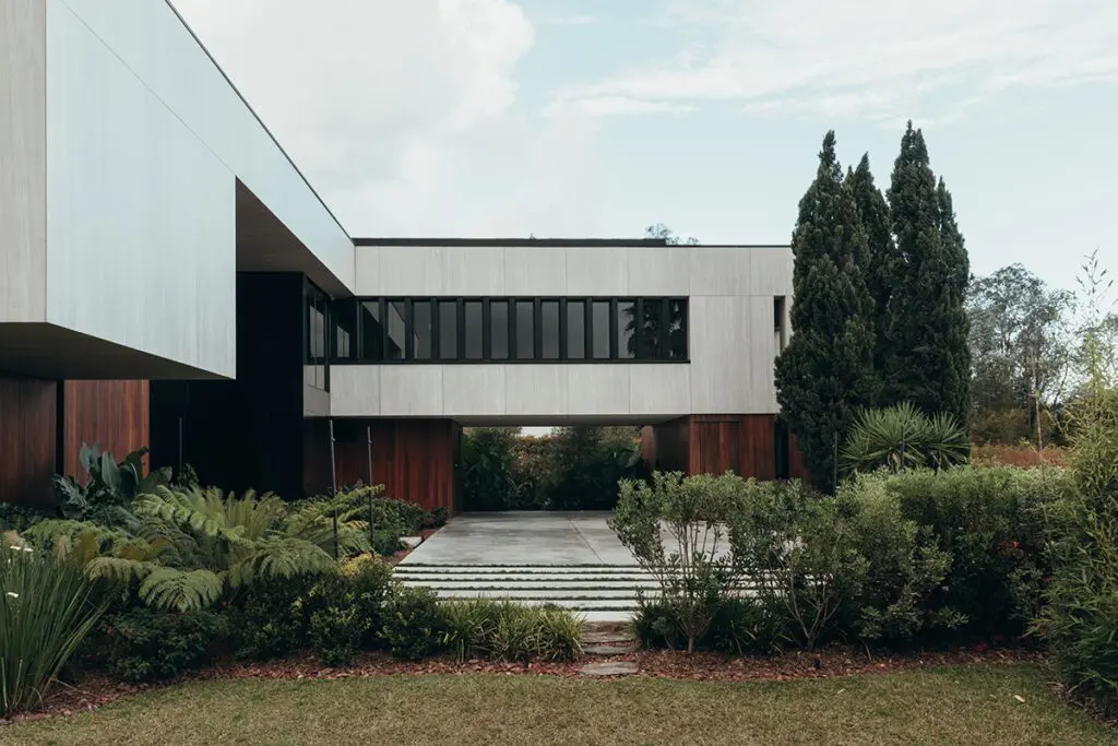 La casa en medellín que aprovecha la tecnología para brindar un pleno confort