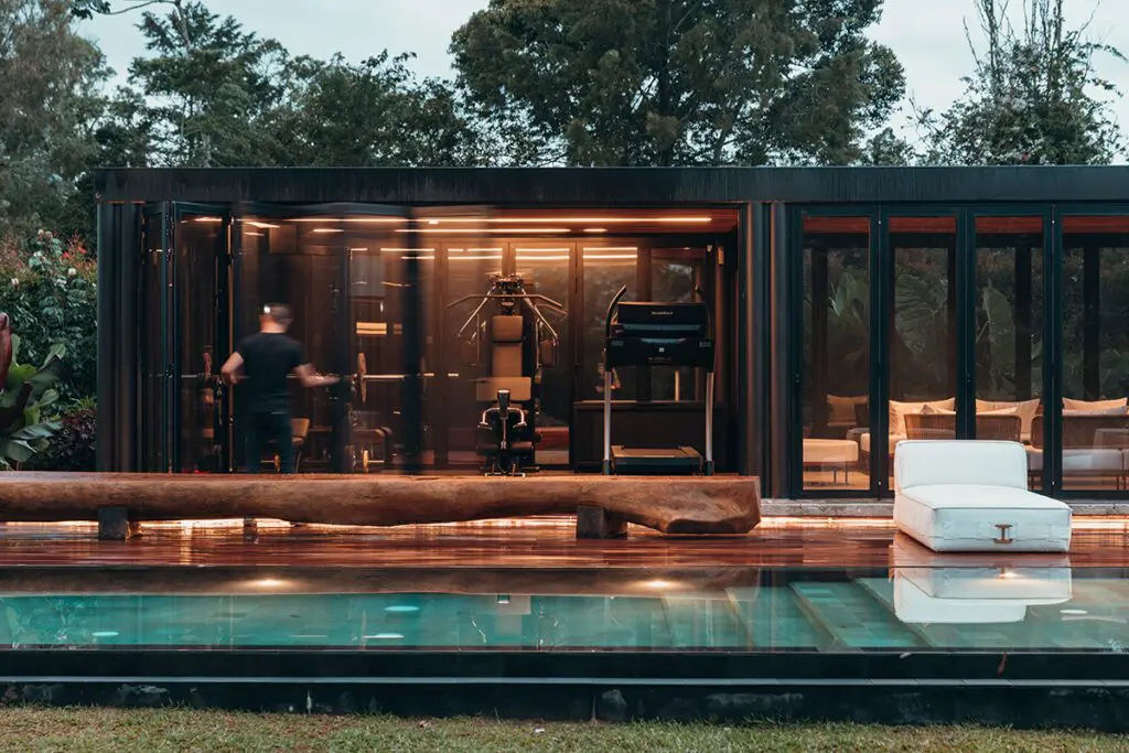 La casa en medellín que aprovecha la tecnología para brindar un pleno confort