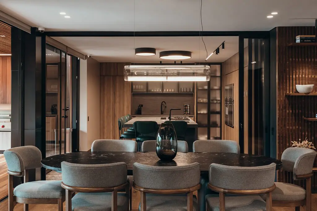 La casa en medellín que aprovecha la tecnología para brindar un pleno confort