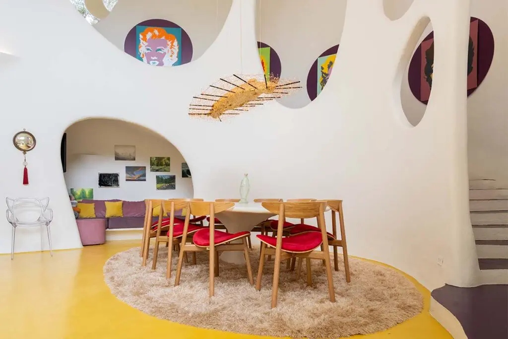 Un recorrido por una casa de formas infinitas en la sabana de bogotá