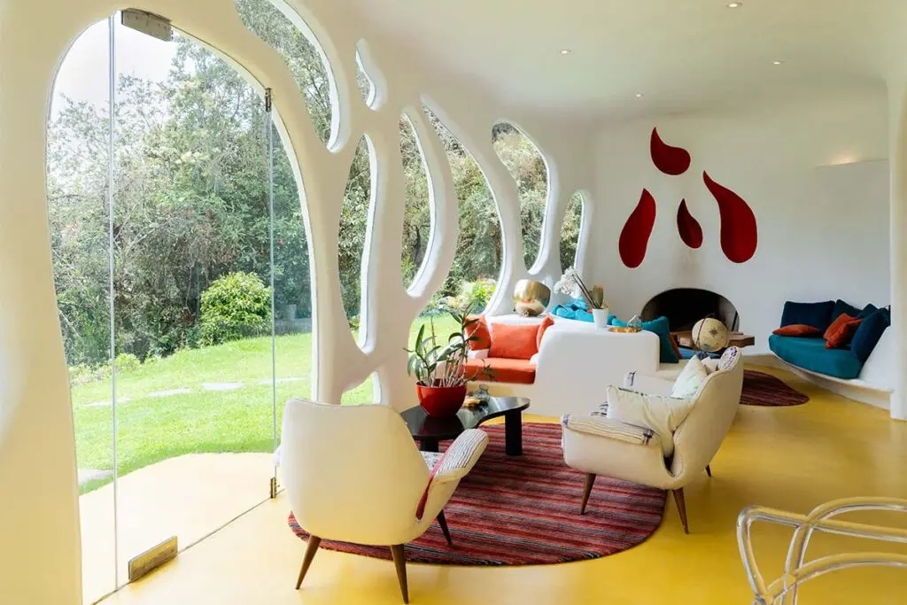 Un recorrido por una casa de formas infinitas en la sabana de bogotá