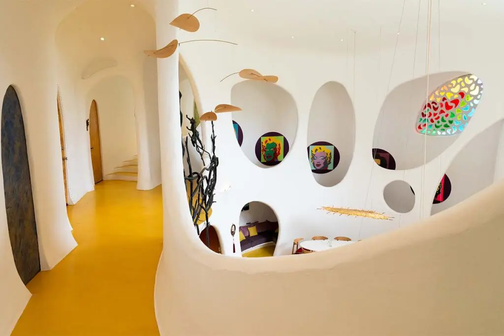 Un recorrido por una casa de formas infinitas en la sabana de bogotá