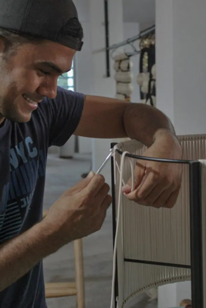 Tejer esperanza: la historia de un artesano que encontró su pasión en el diseño