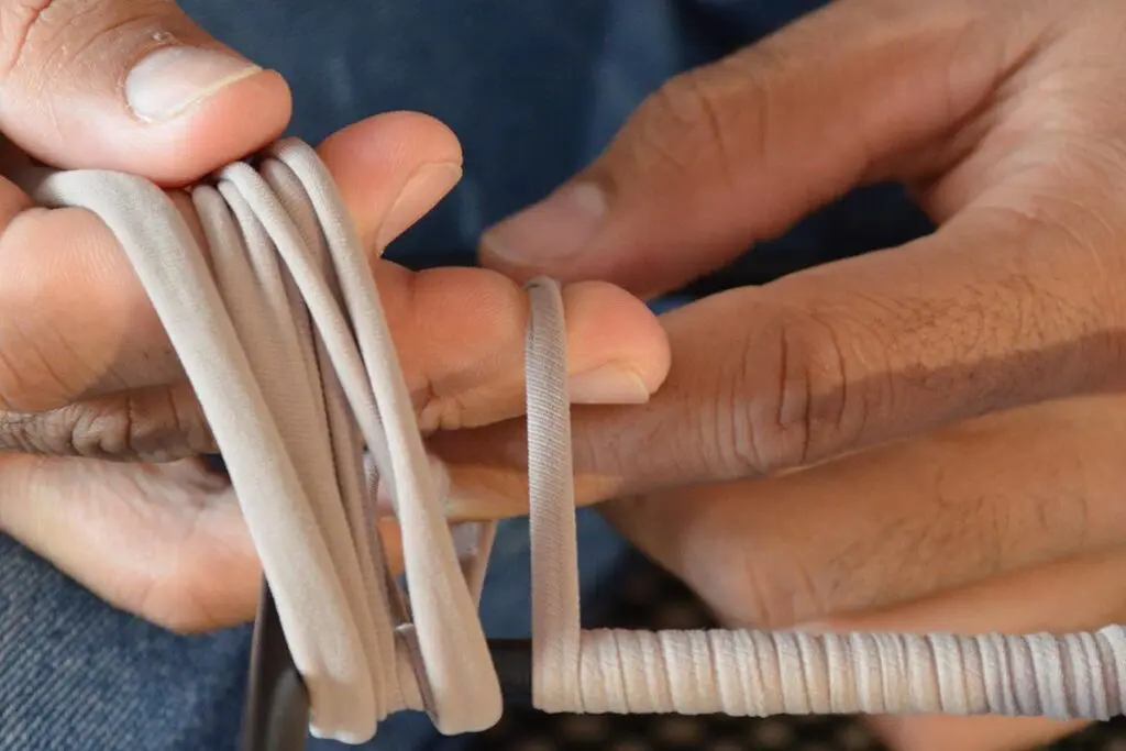 Tejer esperanza: la historia de un artesano que encontró su pasión en el diseño