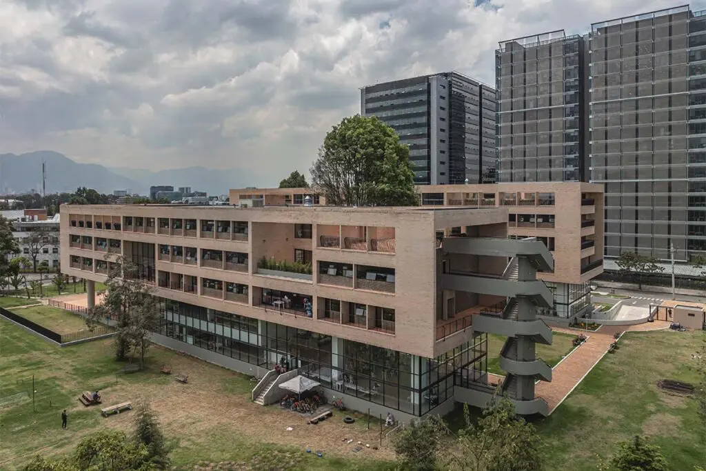 Un edificio en forma de h que redefine la asistencia social en tres espacios